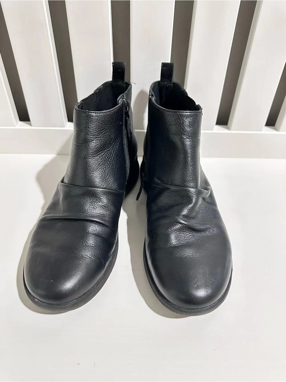 Clarks Unstructured Black Leather Side Zip Ruched Ankle Boots Booties Size 9